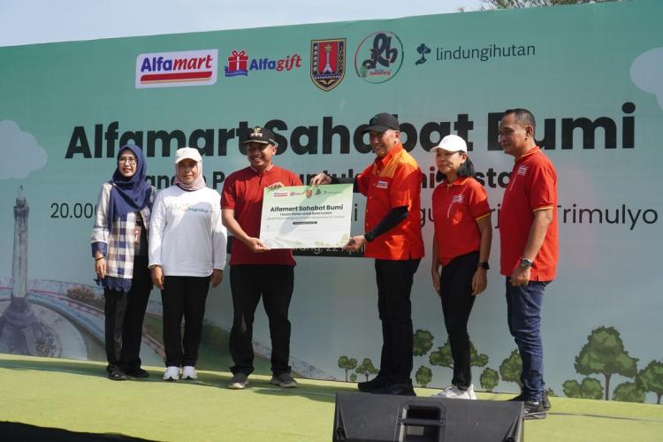 Bangun Perisai Hijau di Pesisir Kota Semarang, Alfamart Tanam 20 Ribu Mangrove