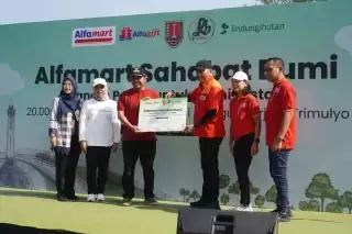 Bangun Perisai Hijau di Pesisir Kota Semarang, Alfamart Tanam 20 Ribu Mangrove