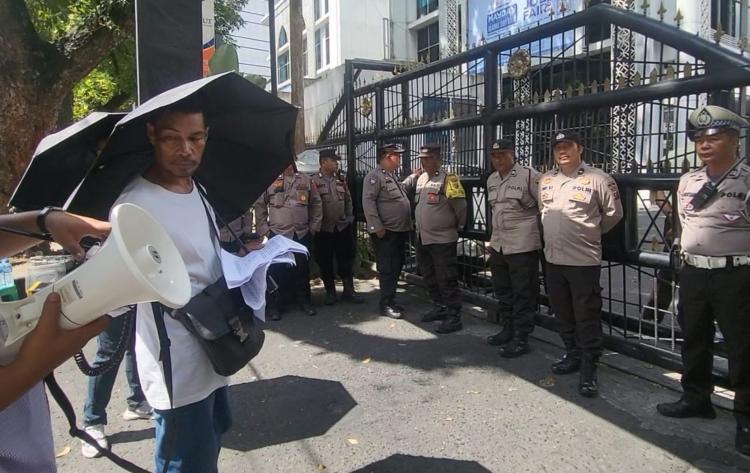 Keluarga Demo DPRD Minta Gelar RDP Terkait Dugaan Penggelapan HP Milik Korban Pembunuhan