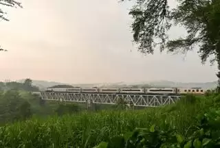Nikmati Keindahan Alam dari Atas Rel: Pesona Perjalanan Kereta Api di Jembatan Lahor Karangkates