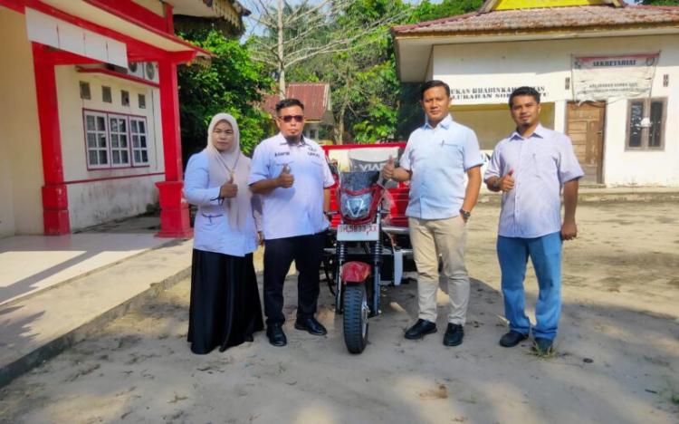 Peduli Lingkungan, PT Musim Mas Serahkan Satu Unit Motor Roda Tiga Angkut Sampah