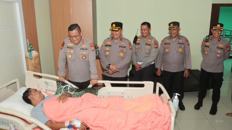 Wujud Perhatian, Kapolres Meranti Jenguk Personel Sakit di RSUD Selatpanjang