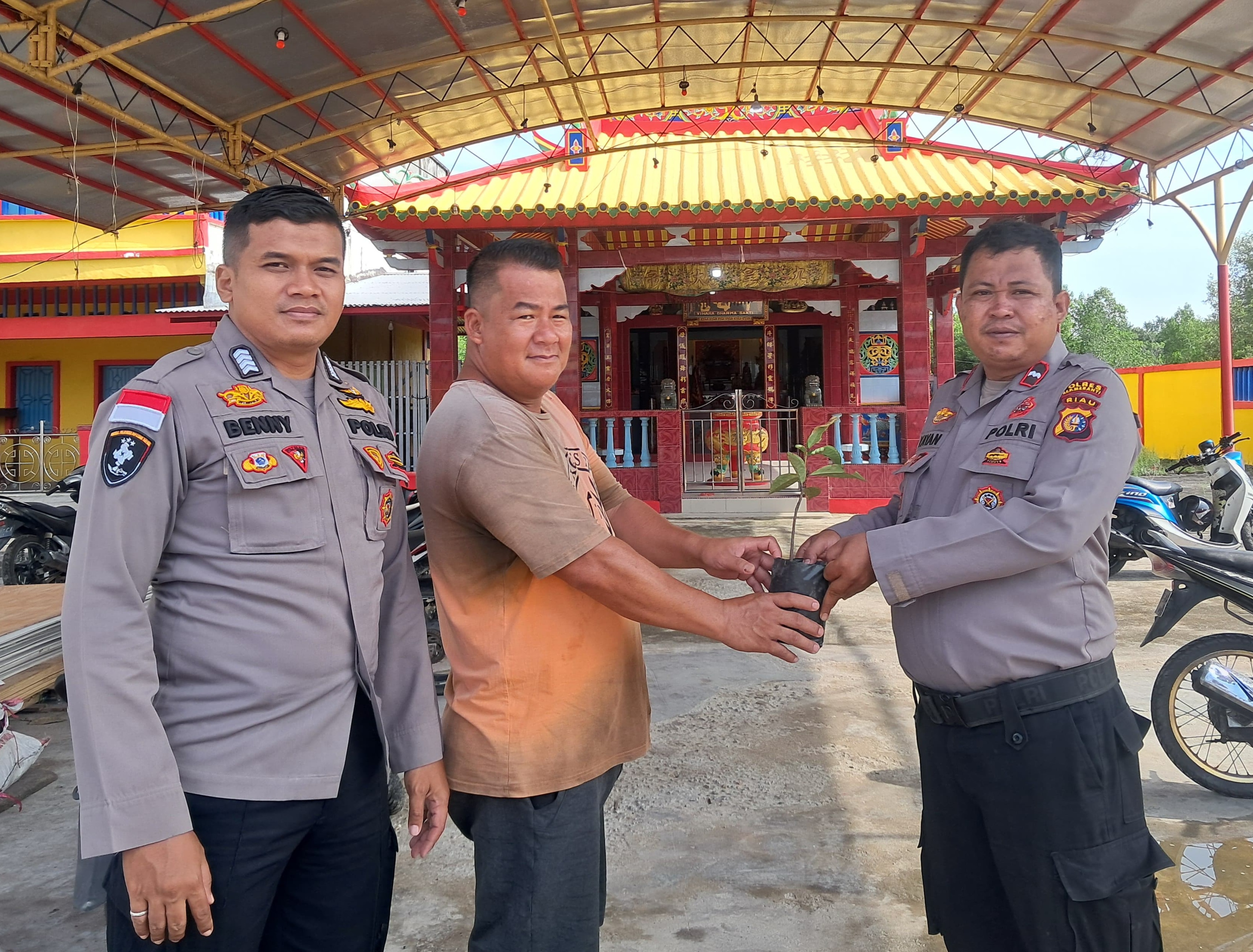 Polsek Rasbar Tanam Bibit Jambu Bol Dukung Program Penghijauan Kapolda Riau