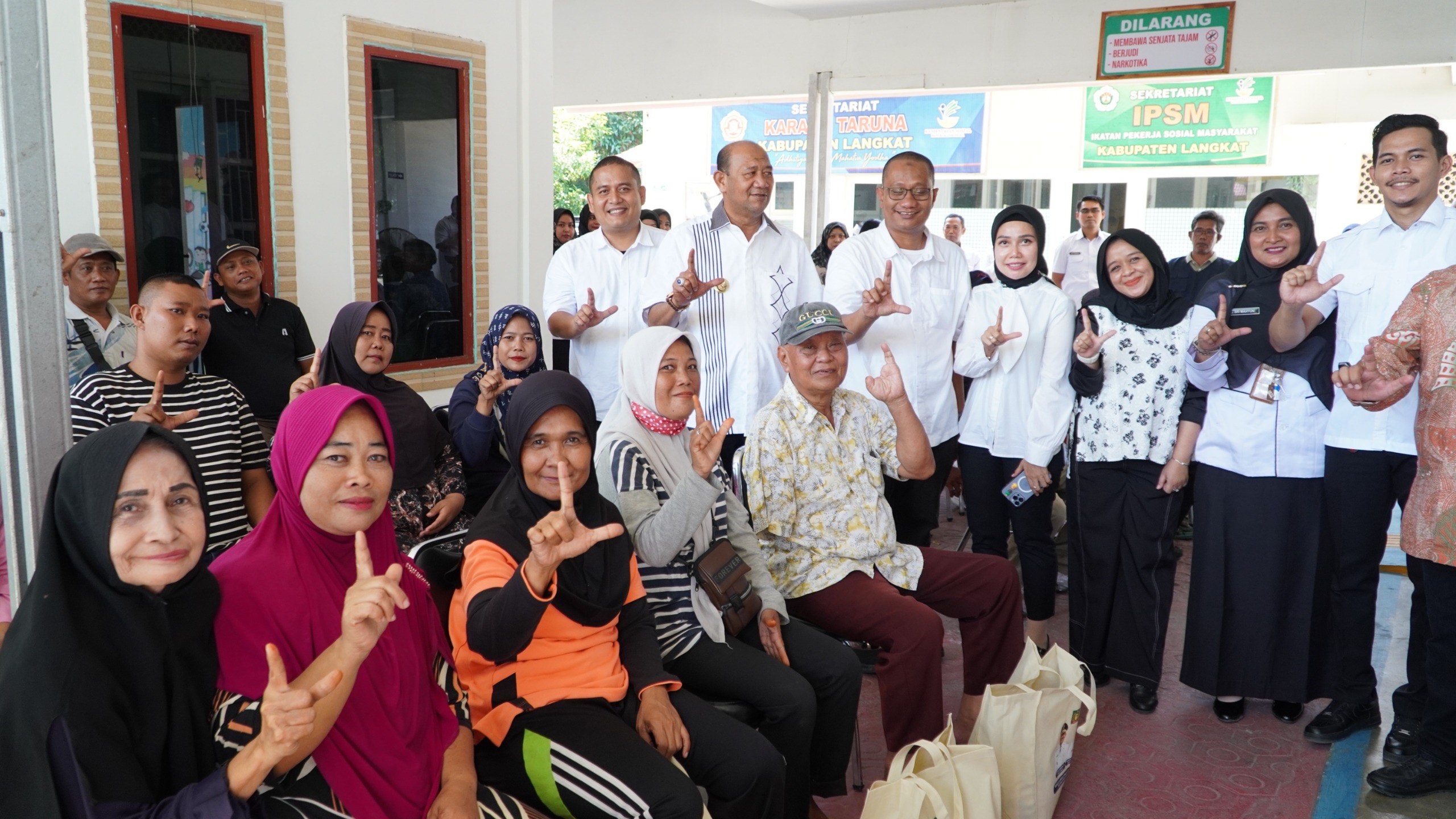 Syah Afandin Salurkan 5 Ton Beras untuk Warga Miskin Ekstrem Langkat dan Terima Penghargaan Inklusi Disabilitas