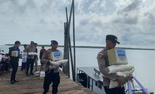 Satpolairud Polres Kepulauan Meranti Gelar Bansos dan Layanan Kesehatan Warga Pesisir