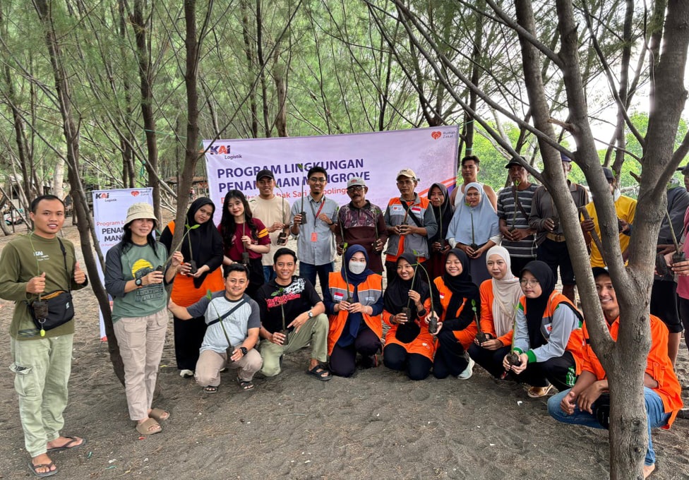 Hijaukan Pesisir Timur Jawa, KAI Logistik Tanam Dua Ribu Mangrove