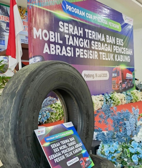 Cegah Abrasi Pantai di Padang, EPN Hibahkan 100 Ban Bekas Mobil Tangki Appostraps
