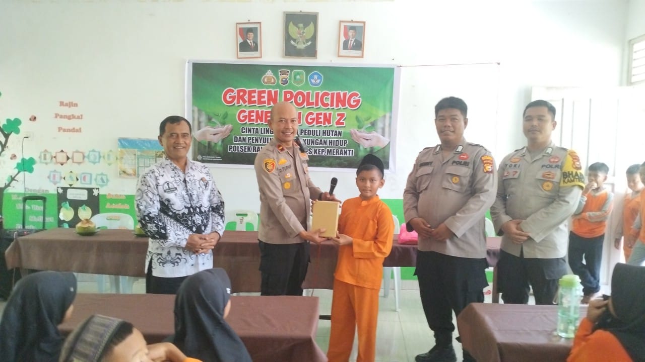 Polsek Rangsang Tanam Pohon Kelengkeng di SDN 2 Dukung Program Green Policing