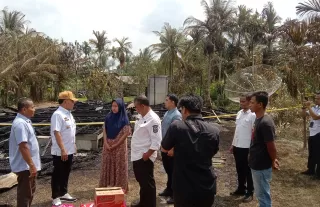 Lihat Lokasi Kebakaran di Desa Alahair, H Asmar Salurkan Bantuan Bagi Korban