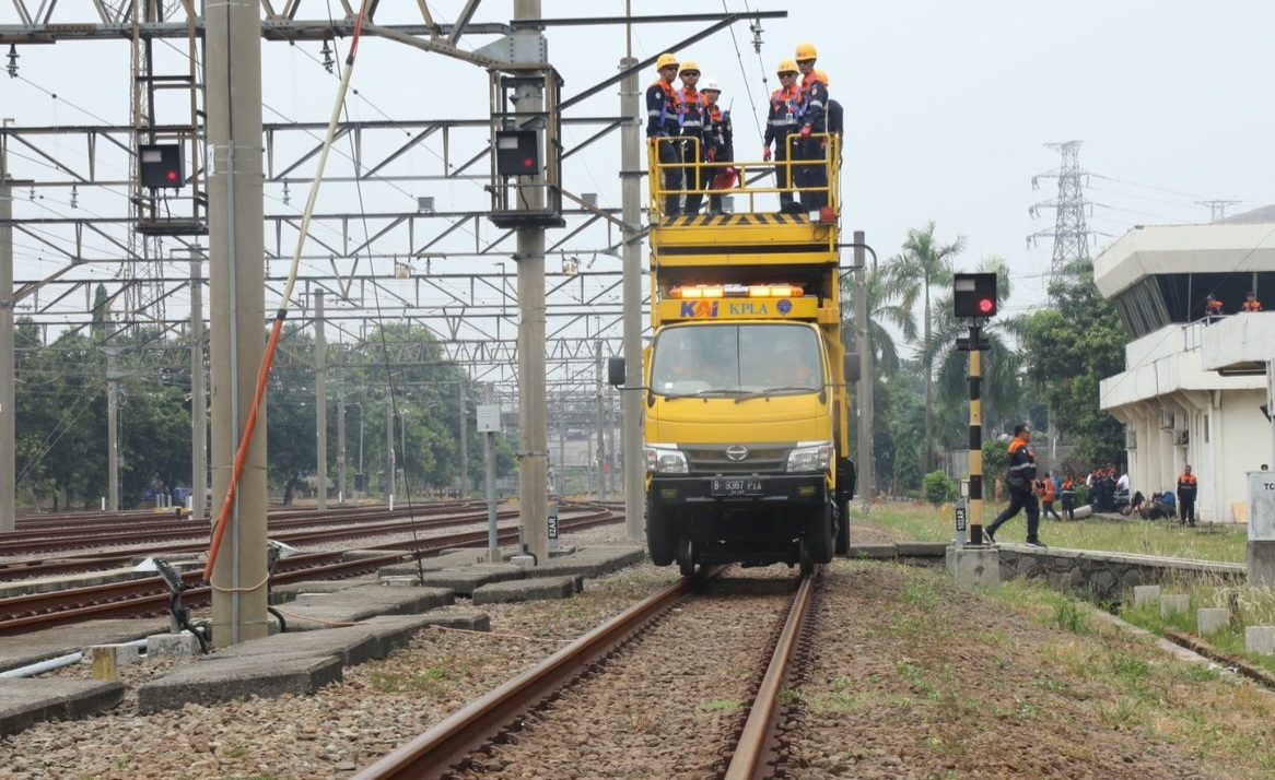 Listrik Aliran Atas Nadi Utama Operasional KRL dan Sistem Persinyalan KAI Daop 1 Jakarta