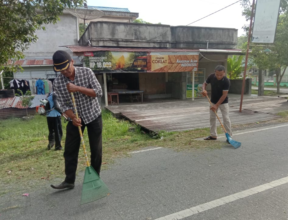 Sambut HUT RI ke 80 2025, Pj Kades Alahair Bersama Warga Bersih-bersih