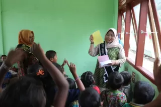 Bunda Paud Kepulauan Meranti Kunjungi Anak Suku KAT TK Alhidayah di Nerlang