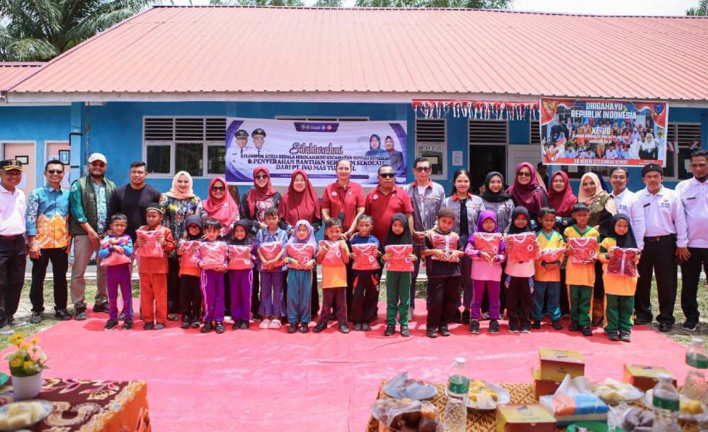 Kolaborasi Majukan Pendidikan, Perusahaan Sawit Ini Serahkan Seragam SD di Kota Dumai