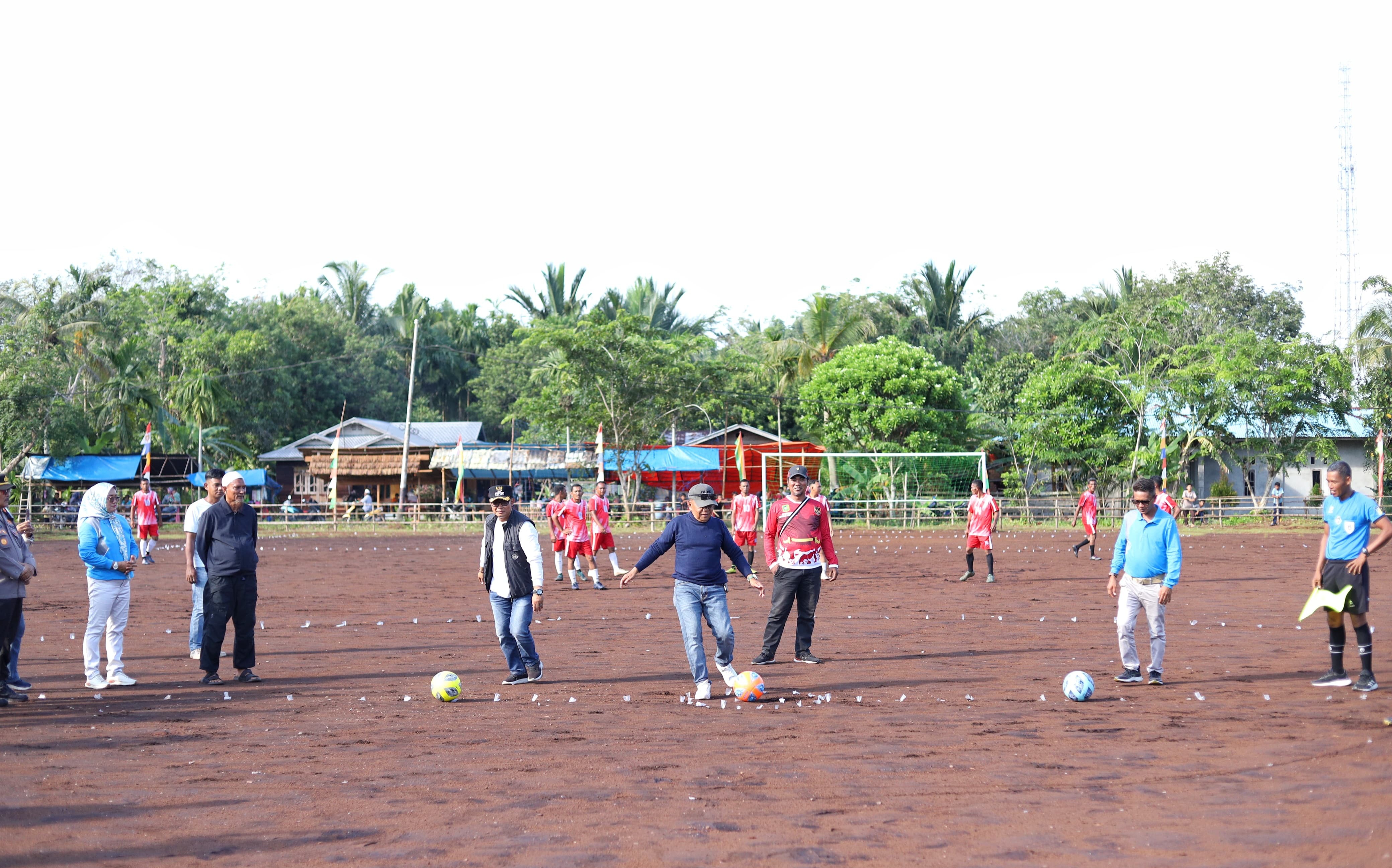 H Asmar Tinjau Jalan Rusak Dulu Baru Buka Turnamen Sepak Bola Kampung Balak Cup IV 2025