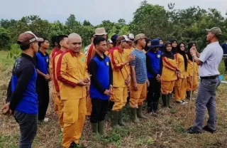 Belajar Pembibitan Sawit Modern Bekal Siswa SMK PP Melek Teknologi Terkini