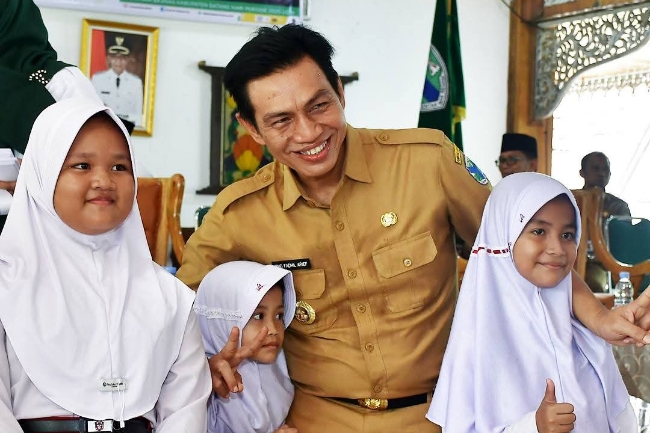 Bupati Fadhil Arief Berikan Bantuan Biaya Pendidikan Program Batang Hari Cerdas