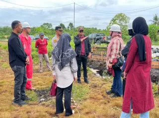 Disperkimtan LH Kepulauan Meranti dan PT ITA Lihat Pipa Minyak Bocor di Bagan Melibur