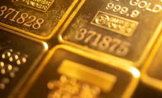 Emas Tertekan di Bawah $4.000, Pasar Tunggu Keputusan The Fed dan Pertemuan AS–Tiongkok