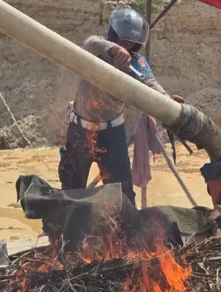 Polsek Kuantan Hilir Bakar Dua Unit Rakit PETI