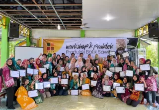 Semarak! Peserta Antusias Membatik Gunakan Malam Sawit di WPP Batik Sawit Kota Dumai