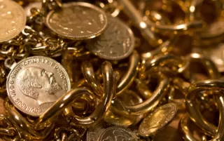 Fed Isyaratkan Pemangkasan Suku Bunga, Emas Berpeluang Menguat