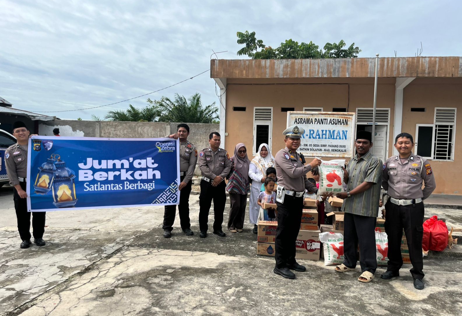 Satlantas Polres Bengkalis Salurkan Sembako ke Puluhan Anak Yatim di Jumat Berkah