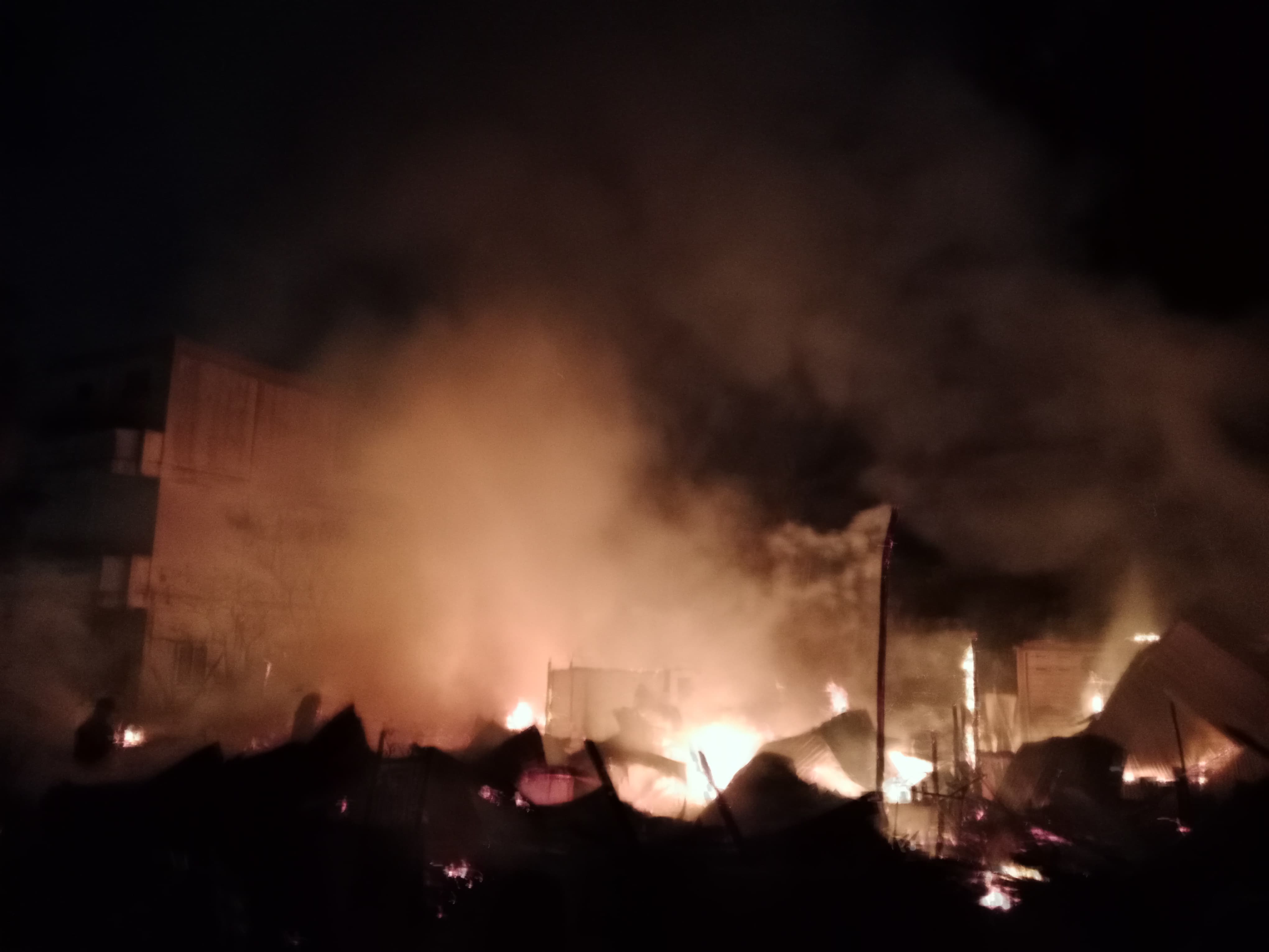 Api Hajar Tiga Rumah di Selatpanjang, Pamapta II  Polres Kepulauan Meranti Turun ke Lokasi