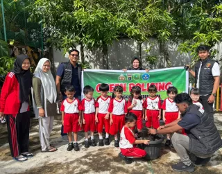 Selamatkan Lingkungan, Satreskrim Polres Kepulauan Meranti Tanam Bibit Pohon di Sekolah