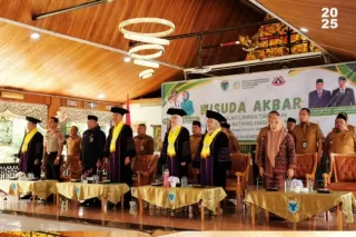 Bupati Fadhil Arief Pimpin Wisuda Akbar Sekolah Lansia Tangguh 2025