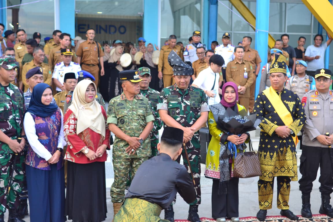 Bupati Kepualauan Meranti Sambut Kunjungan Kerja Danrem 031 Wira Bima dengan Prosesi Adat Melayu
