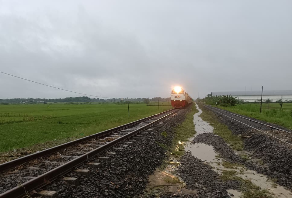 Jalur KA Tegowanu Brumbung Aman Dilalui Lepas Genangan Surut