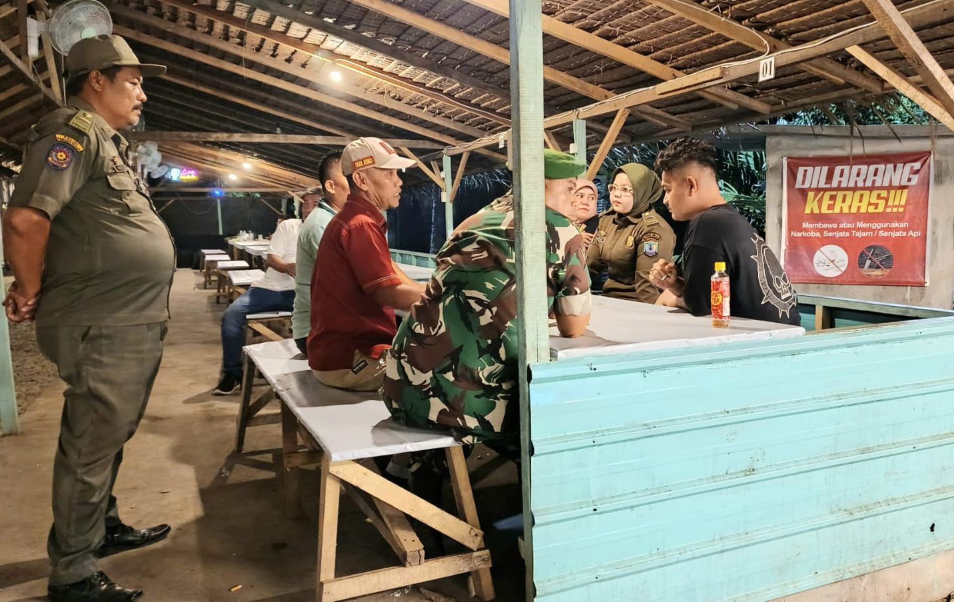 Razia Kafe di Binjai: Satpol PP Temukan Botol Miras dan Musik Tengah Malam