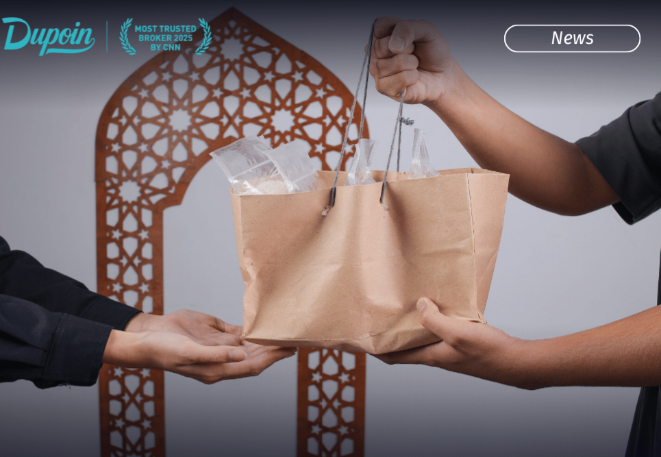 'Level Up Ramadan', Dupoin Futures Berbagi Takjil di Kawasan Stasiun Sudirman