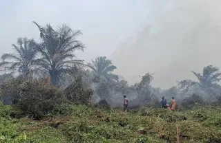 Siaga Lebaran 2026, Tim Damkar PHR Turut Berjibaku Padamkan Karhutla di Dumai