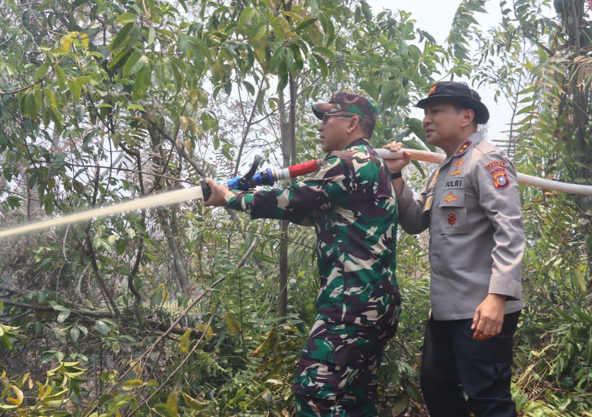 Kapolda Riau Pimpin Penanganan Karhutla di Dumai, Pastikan Pemadaman dan Pendinginan Optimal