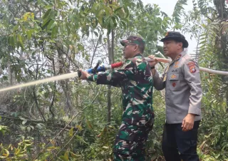 Kapolda Riau Pimpin Penanganan Karhutla di Dumai, Pastikan Pemadaman dan Pendinginan Optimal