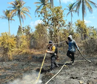 Respons Cepat Polsek Rangsang Atasi Titik Api di Desa Tanjung Bakau