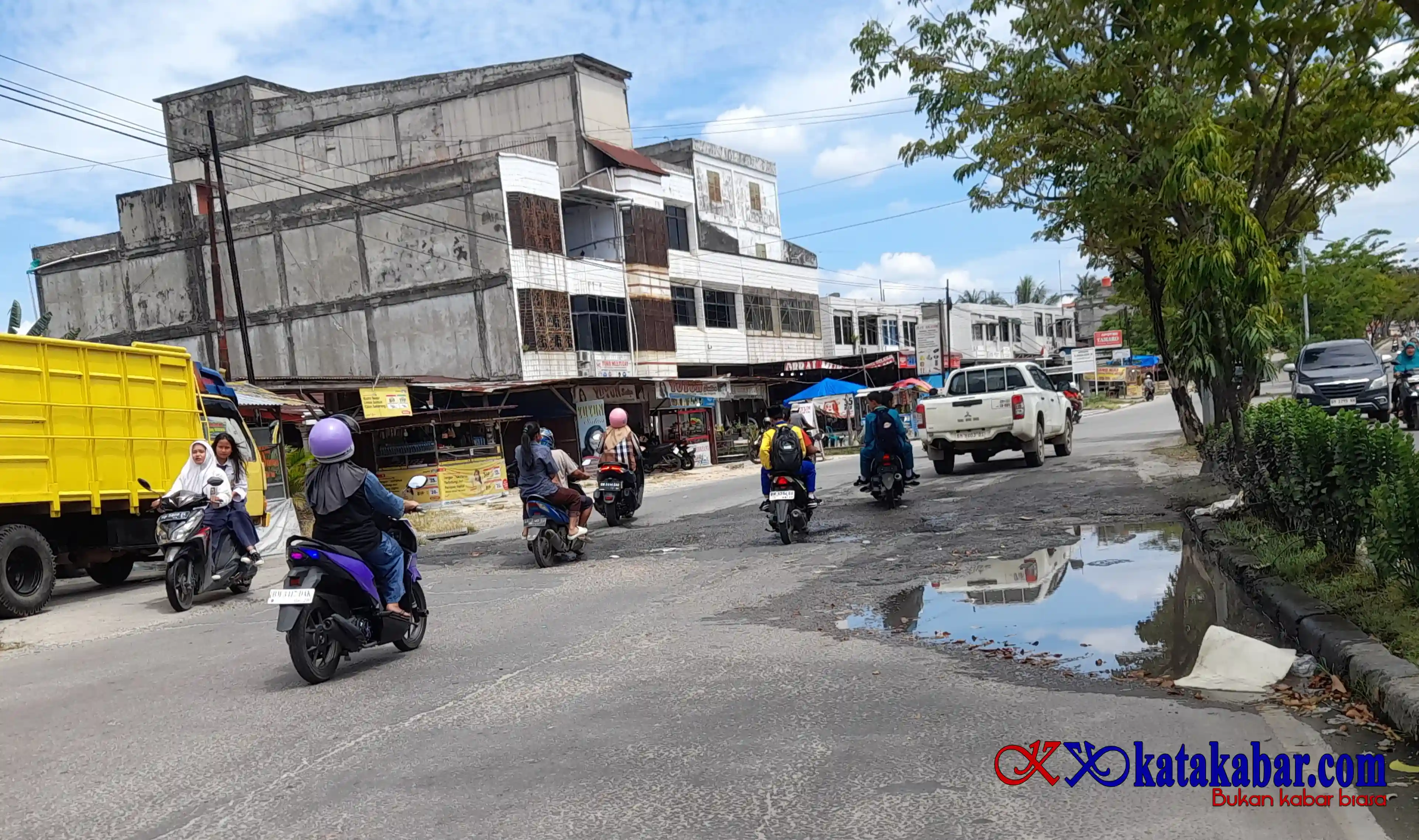 Antara Rp1,3 M, Air Comberan Meluber, Ruas Jalan Berlubang dan Pot Bunga Rusak di Duri