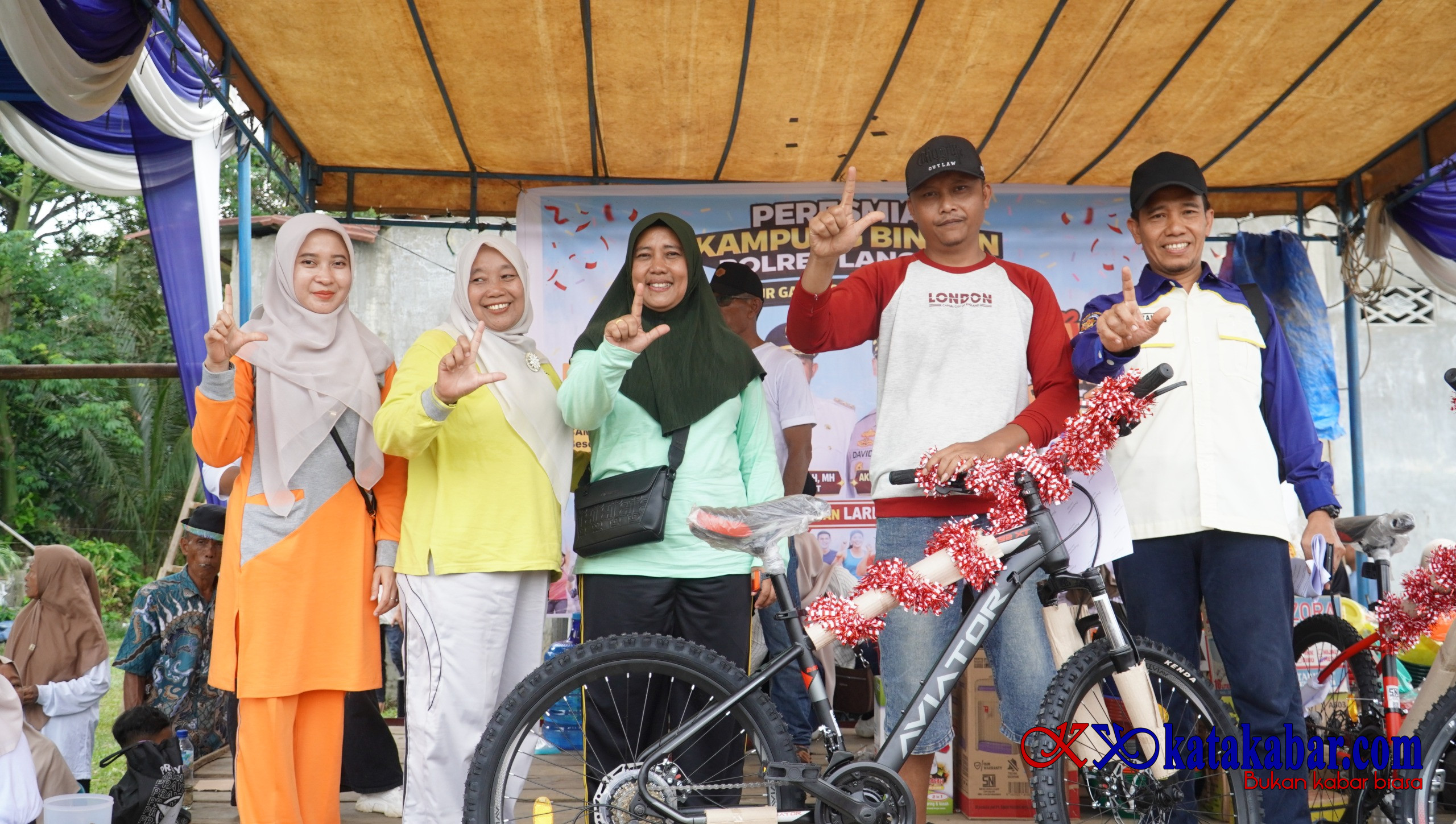 Peresmian Kampung Binaan Polres Langkat, Ny. Endang Syah Afandin Sumbang Sepeda