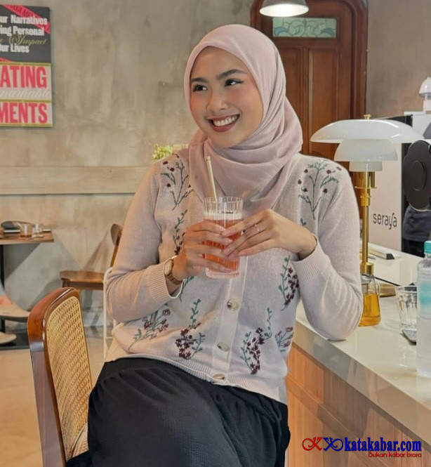 Dari Kuliah Hingga Sukses Jadi Influencer, Afina Syifa Ungkap Alasan Setia Pakai Hijab Paris napocut