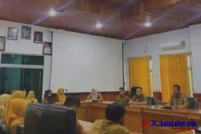Sekwan Pimpin Rapat Evaluasi Kinerja Bulanan Upaya Meningkatkan Kualitas Pelayanan
