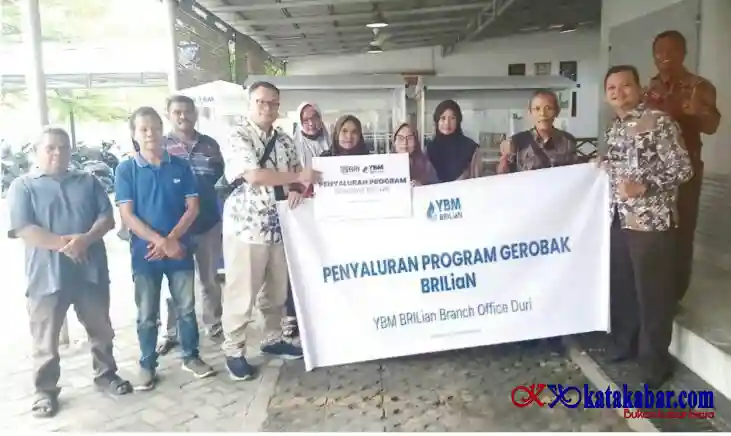 Tingkatkan Transaksi Ekonomi di Tingkat Tapak, Bank BRI Cabang Duri Serahkan GBM ke Pedagang Kecil
