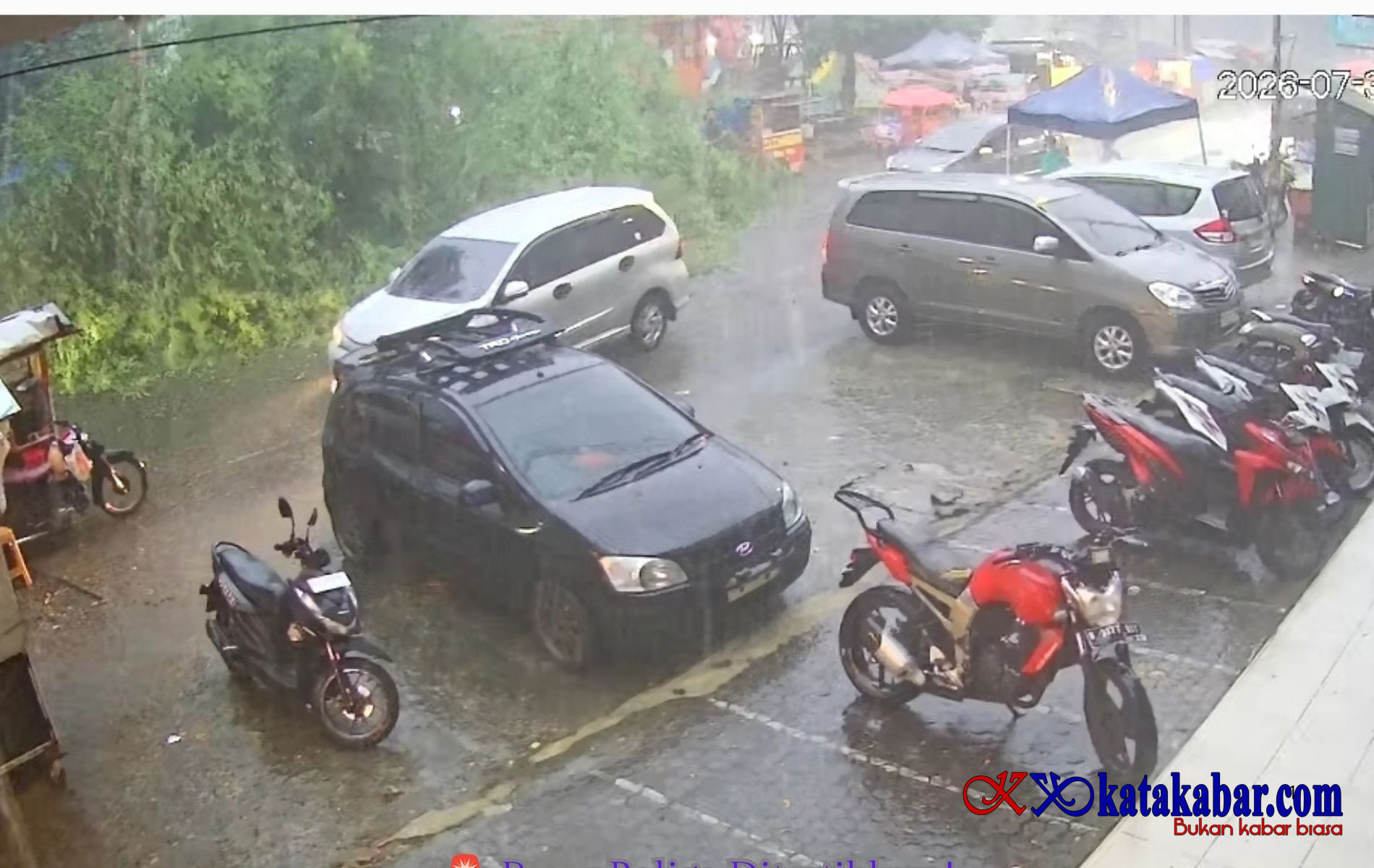 Pohon Tumbang di Lapangan Merdeka Binjai Saat Hujan Deras, Seorang Pedagang UMKM Dilarikan ke RSUD Djoelham