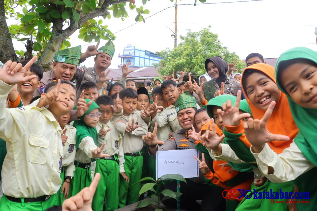 Kapolres Kepulauan Meranti Kenalkan Green Policing di SDN 02 Selatpanjang
