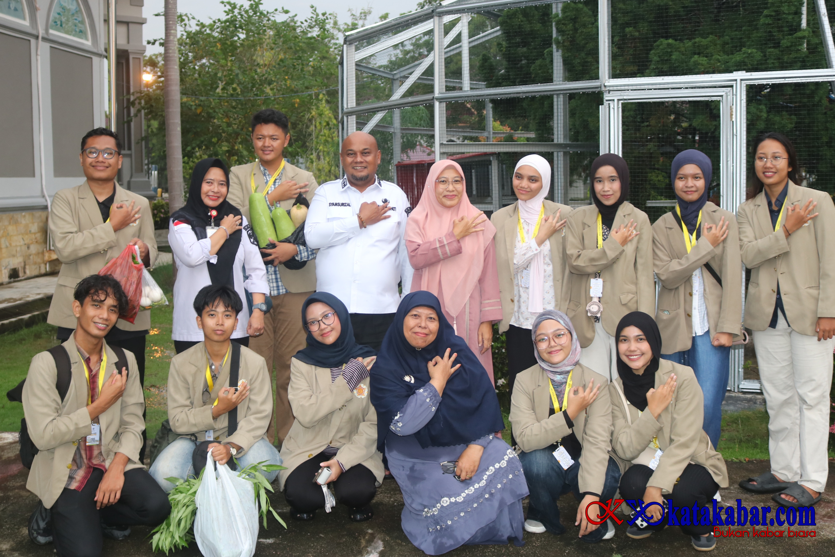 Silaturahmi dengan Wabup, Mahasiswa UGM yang KKN di Siak Perkenalkan Bibit Padi Gamagora 7