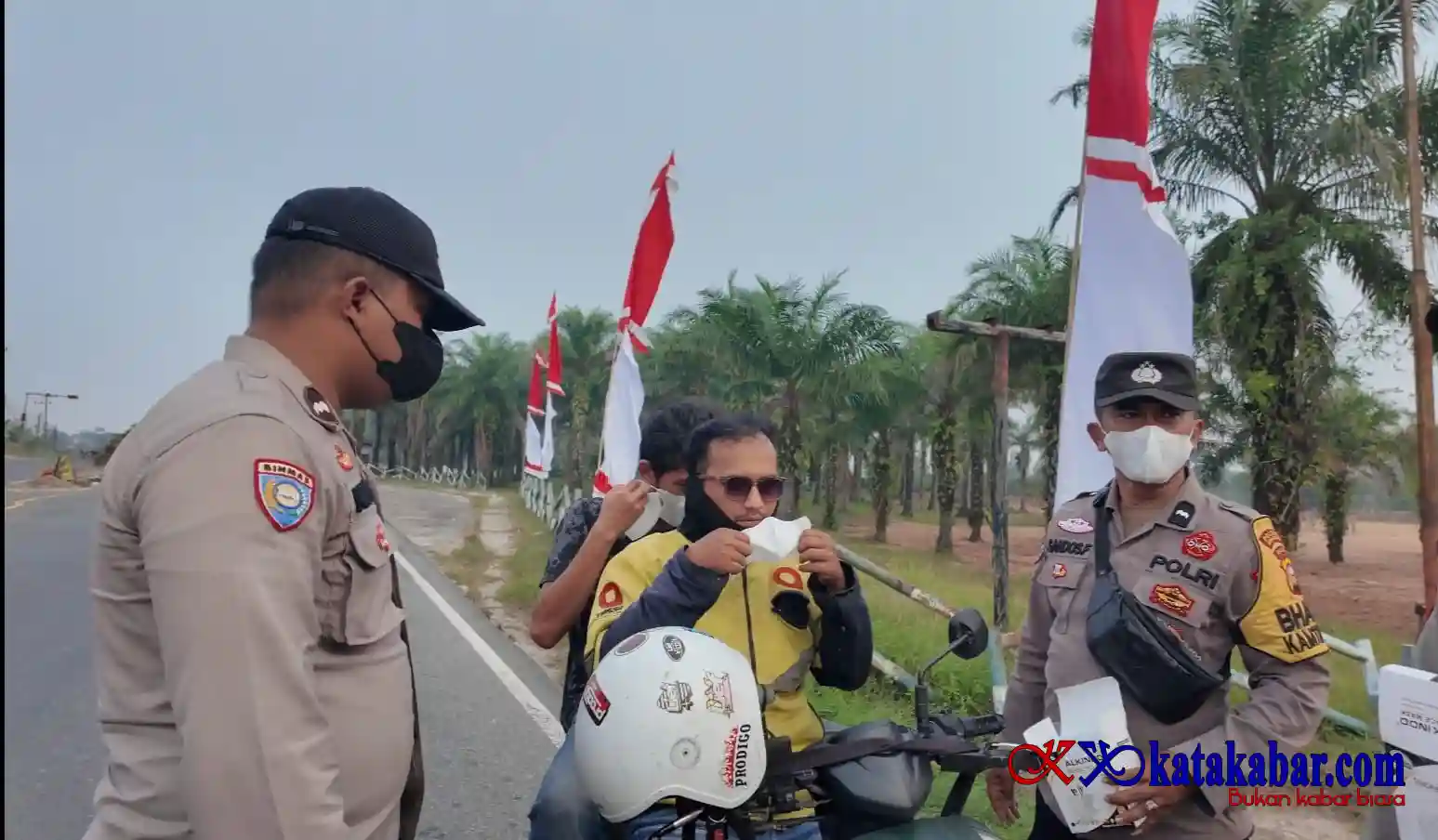 Polsek Mandau Bagikan Masker ke Masyarakat Cegah Dampak Kabut Asap