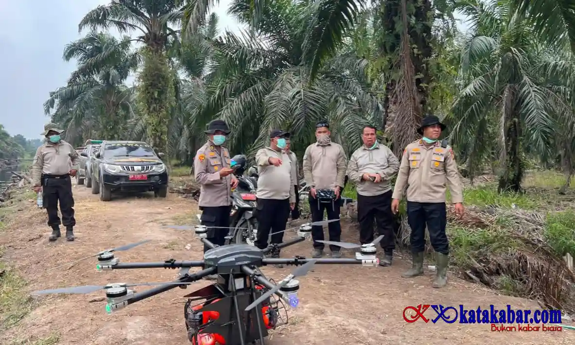 Polda Riau Kerahkan Drone Pemadam Api Tangani Karhutla di Siak