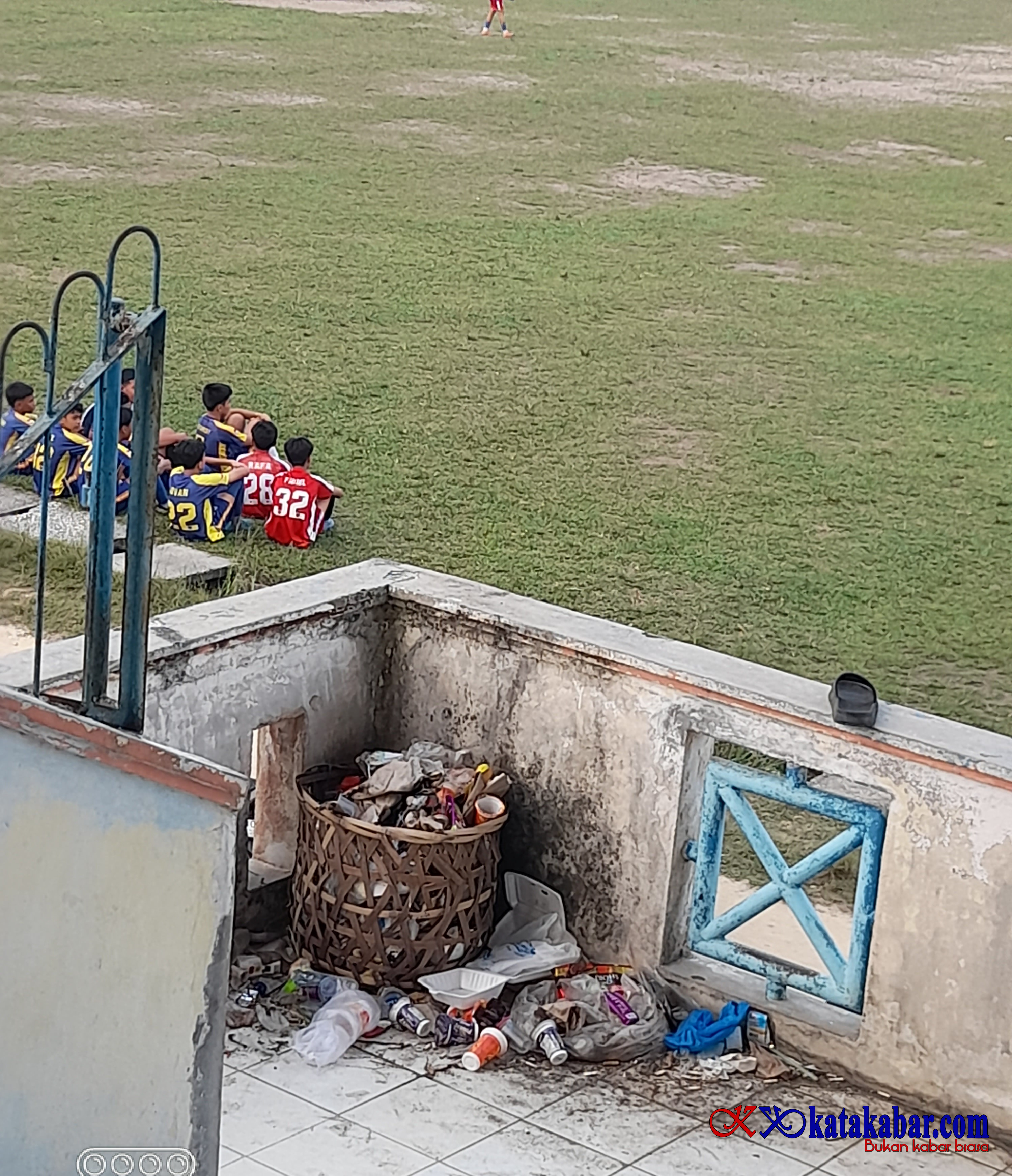 Gerbang Rusak dan Sampah Penuhi Trbun Penonton Saksi Bisu Atlet Sepak Bola Dini dan Warga Jogging di Stadion Mini Duri