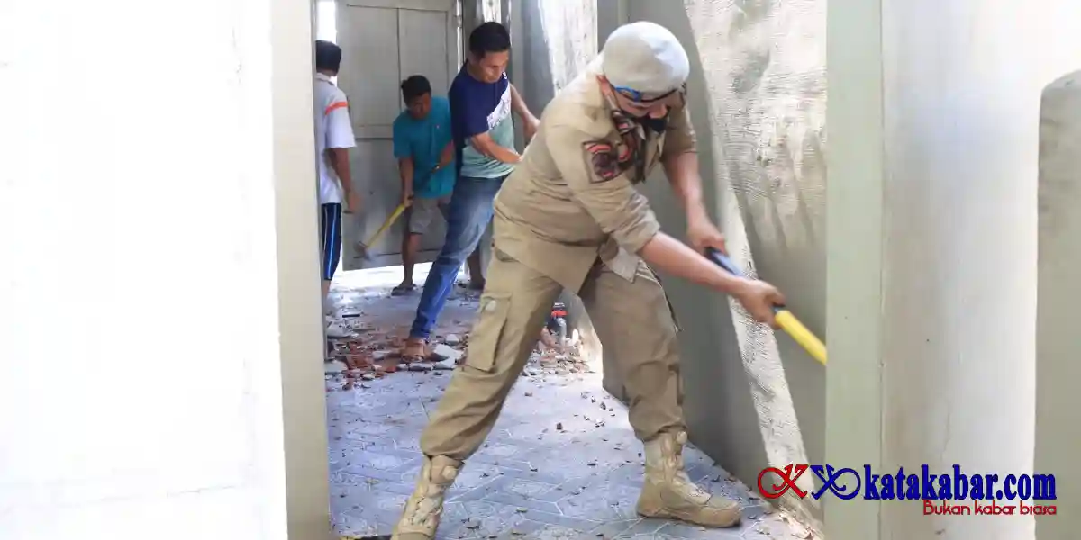 Pemko Binjai Tertibkan Dua Bangunan Liar di Halaman Masjid An-Nur