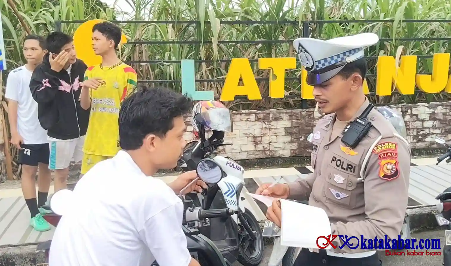 Satlantas Polres Kepulauan Meranti Utamakan Teguran Humanis, Edukasi Pengendara Tak Pakai Helm